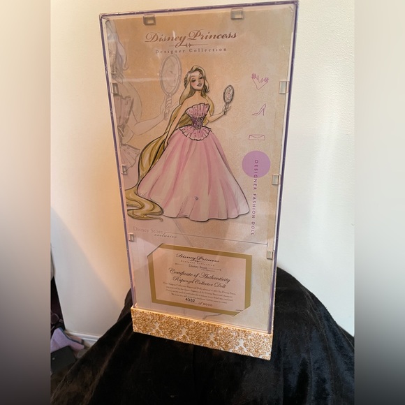 LE 2011 Disney Designer Rapunzel - Picture 2 of 3